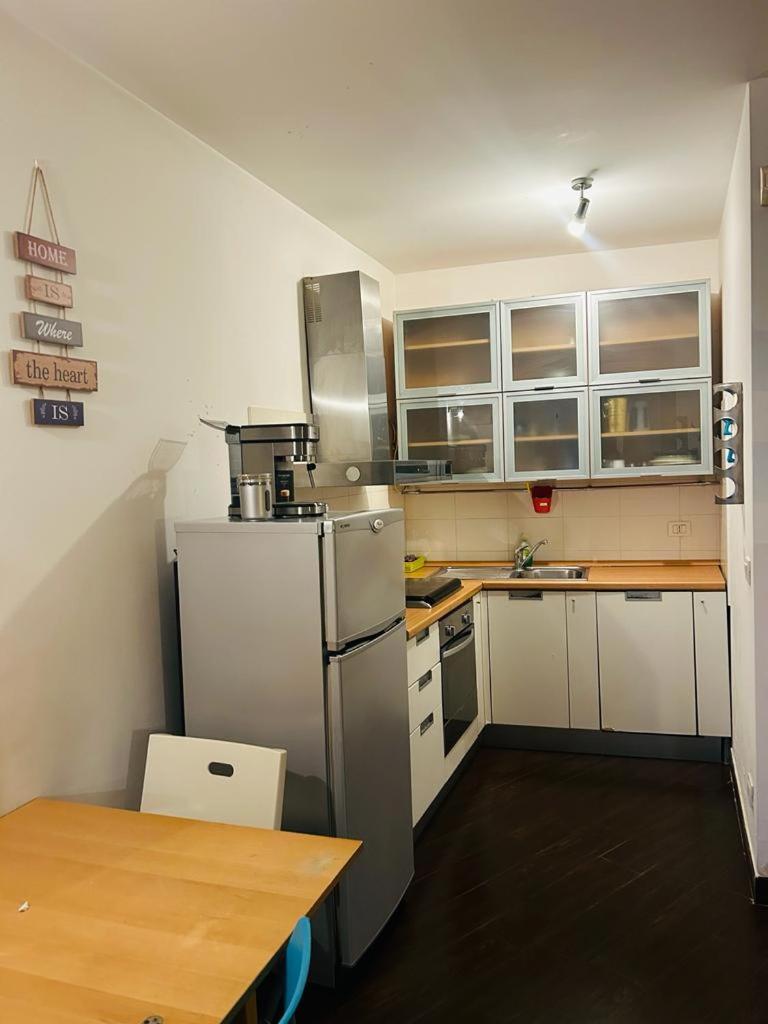 Easy Room Italy Prada Милан Экстерьер фото