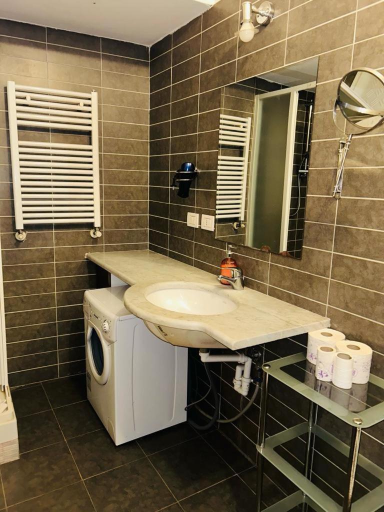 Easy Room Italy Prada Милан Экстерьер фото